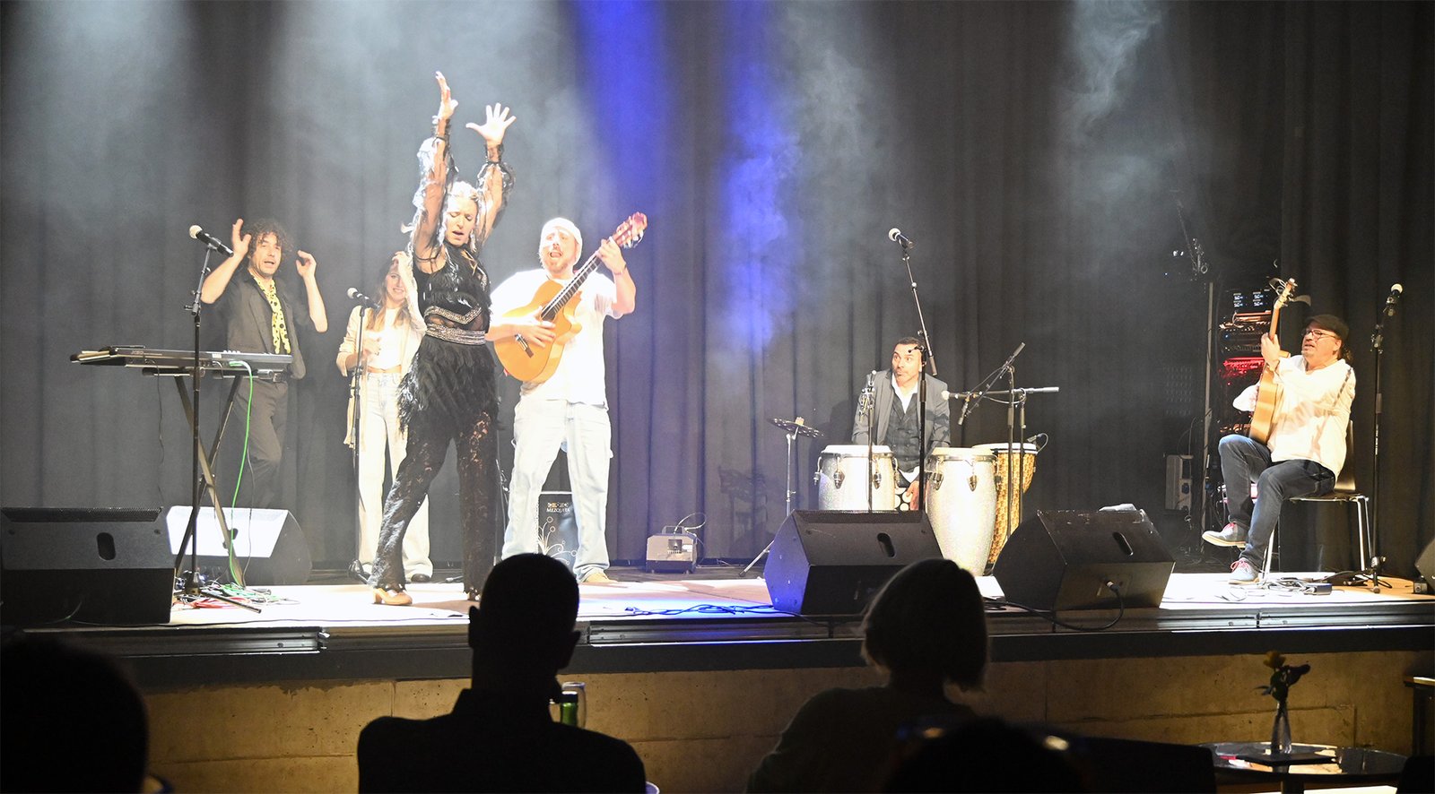 Charly Gitanos mit Tänzerin auf der Bühne